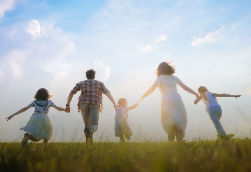 Dios nos permite fortalecer la vida familiar. Él creó la familia y se ocupa de cimentarla para que permanezca firme, por encima de todas las circunstancias.