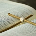 Si nos apropiamos de la gracia de Dios, tenemos la certeza de que no sigue amando y que responde con perdón a nuestro genuino arrepentimiento cada vez que pecamos.