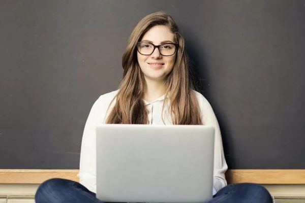 ¿Puede el hombre conocer a Dios? Por siglos, el ser humano ha deseado conocer a Dios. ¿Es posible? Por supuesto que sí, pero no por nuestros esfuerzos, sino porque Él se nos revela. Lo hace de muchas formas. A través de la naturaleza y el universo, en los detalles sorprendentes de la creación del género humano, a través de la oración y mediante el estudio de Su Palabra.