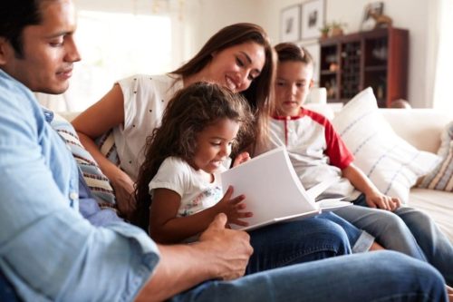 La familia es muy valiosa para nuestro amado Padre celestial. Usted debe comprometerse cada día a fortalecer la relación con todos en el hogar. No estará solo en el proceso, Dios le ayudará.