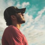 Dios perdona nuestros pecados y nos ofrece una nueva oportunidad, no porque lo merezcamos, sino por Su gracia infinita; por el amor que tiene para con la humanidad.