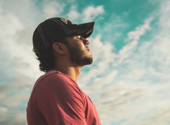 Dios perdona nuestros pecados y nos ofrece una nueva oportunidad, no porque lo merezcamos, sino por Su gracia infinita; por el amor que tiene para con la humanidad.