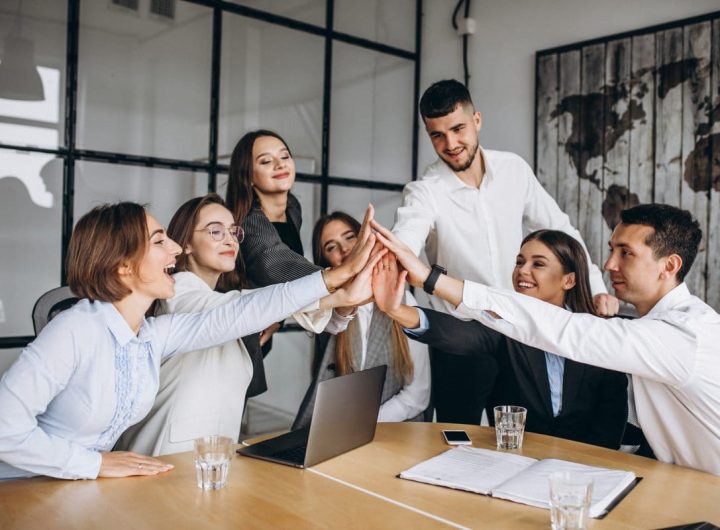 Es esencial es que el ejercicio de liderar esté revestido de influencia y, además, deje sólidos fundamentos para que las personas de nuestro entorno—comenzando por la familia—caminen en el sendero que trazamos.