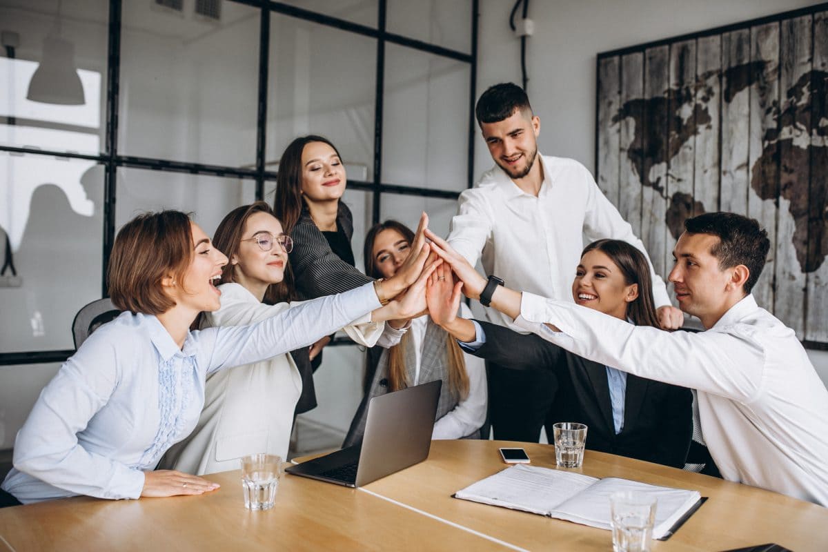 Es esencial es que el ejercicio de liderar esté revestido de influencia y, además, deje sólidos fundamentos para que las personas de nuestro entorno—comenzando por la familia—caminen en el sendero que trazamos.