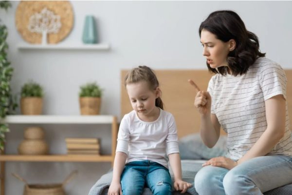 Setenta países prohíben hoy algún grado de castigo físico a los hijos. Los expertos en comportamiento y psicología expresan opiniones divididas al igual que muchos padres. ¿Qué dicen las Escrituras alrededor del asunto? ¿Cuál es su apreciación sobre la disciplina de los hijos?. Un estudio sobre el tema.