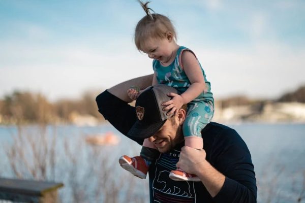 Los padres ejercemos una influencia poderosa en la vida de nuestras hijas. Les transferimos seguridad, pero–además–principios y valores que podrán reflejar en su desenvolvimiento social diario. Análisis bíblico.