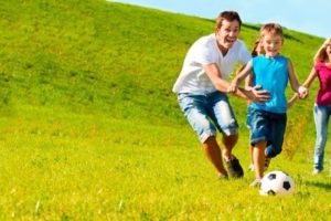 s importante evaluar nuestro desenvolvimiento como progenitores. Quizá en nuestros hijos hay enormes vacíos que ellos quieren llenar, llamando nuestra atención. el amor, la comprensión, la tolerancia y los principios sólidos, son una valiosa ayuda.