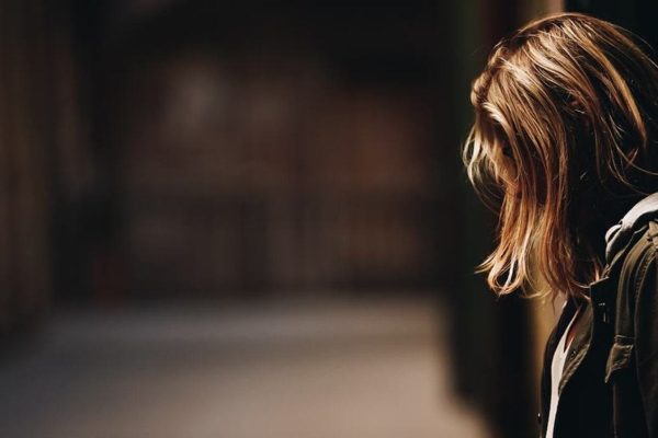 Puede que esté enfrentando hoy profundas crisis. Considera que se encuentra al borde de un abismo o quizá, al final de una encrucijada. No sabe qué hacer. Inclusive, ha pensado en el suicidio. ¿Qué hacer? Compartimos con usted una enseñanza transformadora, en la que Dios es quien trae sentido y propósito a su existencia.