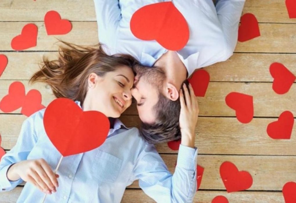 Aunque una sociedad con antivalores como aquella en la que nos desenvolvemos, considere ridículo el amor romántico en la pareja, debemos avivar ese sentimiento.